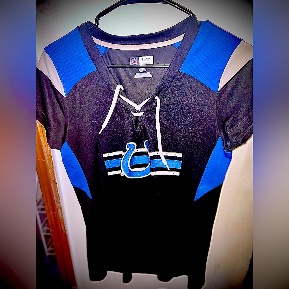 Large Colts Tshirt with v- tie string